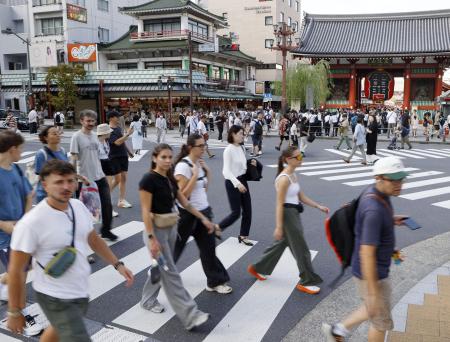 東京・浅草を歩く訪日客ら=9月