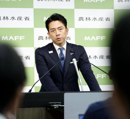 閣議後の記者会見に臨む小泉進次郎氏。自民党総裁選での配信動画に対するコメント投稿要請を巡り陳謝した=9月26日、農水省