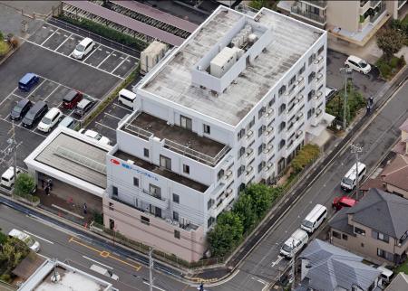 入所者の女性2人が死亡する事件があった老人ホーム「若葉ナーシングホーム」=15日午前9時42分、埼玉県鶴ケ島市(共同通信社ヘリから)