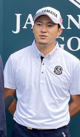 日本オープン選手権の開幕を翌日に控え、取材に応じる今平周吾=日光CC