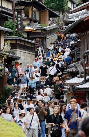 訪日客などで混み合う京都・清水寺近くの産寧坂。政府は2025年1~9月に日本を訪れた外国人客の累計が年間3千万人を最速で突破したと発表した=15日午後