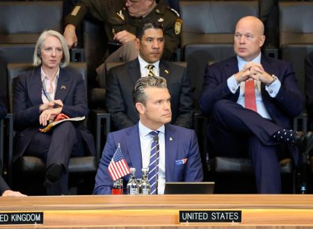 NATO国防相理事会に出席したヘグセス米国防長官(手前)=15日、ブリュッセル(共同)