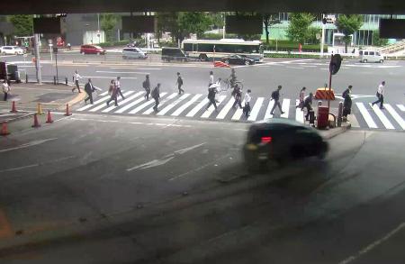 防犯カメラに写った、事故直前に反対車線にはみ出す軽乗用車=15日午前7時40分ごろ、名古屋市中村区