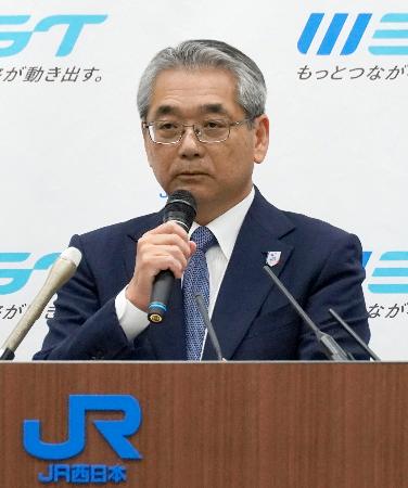 記者会見するJR西日本の倉坂昇治社長=15日午後、大阪市北区