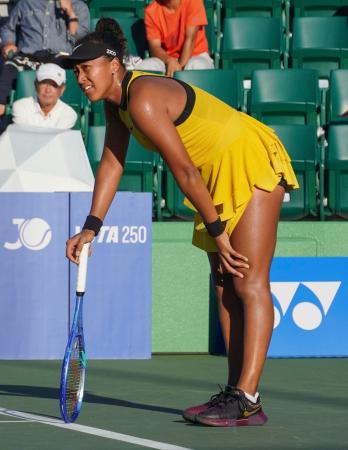 シングルス2回戦 第3セットの途中で左太ももを痛め、顔をしかめる大坂なおみ=モリタTCうつぼ