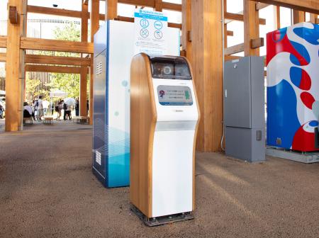 大阪・関西万博の会場に設置された「マイボトル洗浄機」＝９月、大阪市此花区の夢洲