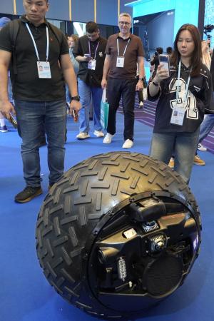 「広州交易会」で展示された、街頭監視などの機能を備えた自走型のロボット=15日、中国広東省広州市(共同)