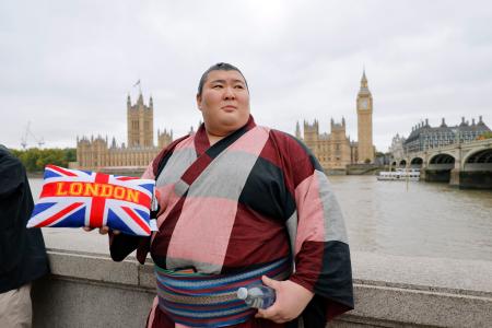 大相撲公演を前にロンドン市内を観光する熱海富士。奥は英議会議事堂の大時計「ビッグベン」=14日(共同)