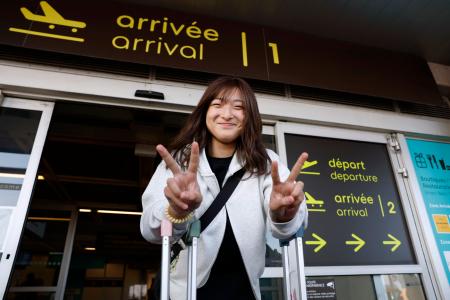 GPシリーズ第1戦に出場するためフランスのナント空港に到着した坂本花織=15日(共同)