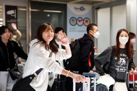 GPシリーズ第1戦に出場するためフランスのナント空港に到着した坂本花織ら=15日(共同)