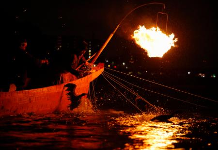 閉幕の日を迎えた岐阜市の伝統漁「長良川鵜飼」＝１５日夜