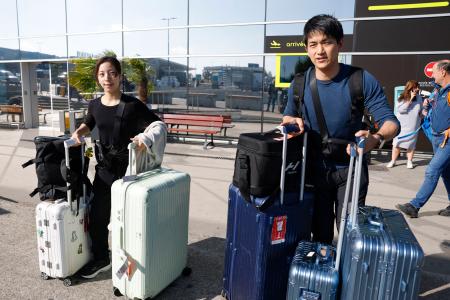 GPシリーズ第1戦に出場するためフランスのナント空港に到着した三浦璃来(左)、木原龍一組=15日(共同)