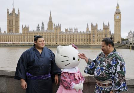 大相撲公演を前にロンドン市内で、「ハローキティ」と写真に納まる豊昇龍(右)と大の里の両横綱=14日((C)2025 SANRIO CO.,LTD.、共同)