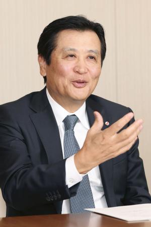 インタビューに答えるSMBC日興証券の吉岡秀二社長