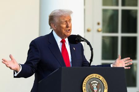 米ホワイトハウスの式典で演説するトランプ大統領=14日(ロイター=共同)