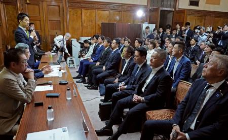 国会内で開かれた日本維新の会の両院議員総会=16日午前