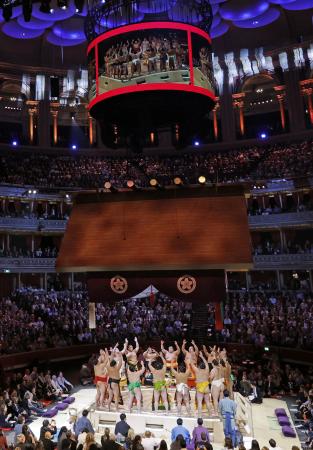 　ロイヤル・アルバート・ホールで開幕した大相撲ロンドン公演で行われた幕内土俵入り＝１５日（共同）