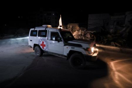 イスラム組織ハマスから返還された人質の遺体を運ぶ車両=15日、ガザ北部ガザ市(ロイター=共同)