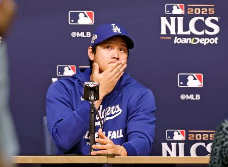 記者会見するドジャース・大谷=15日、ロサンゼルス(共同)