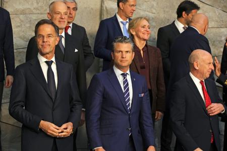 NATO国防相理事会後、記念撮影に臨むルッテ事務総長(前列左)とヘグセス米国防長官(同中央)ら=15日、ブリュッセル(共同)