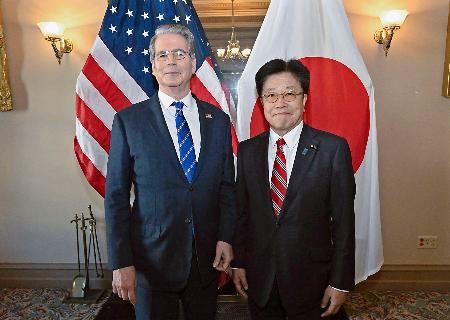 ベセント米財務長官(左)と加藤財務相。両氏は15日、ワシントンで会談した(ベセント氏のXから)