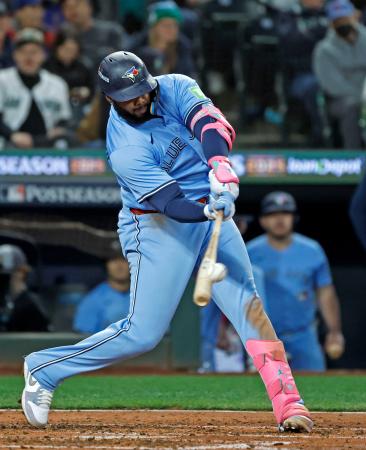 マリナーズ戦の5回、ソロ本塁打を放つブルージェイズのゲレロ=シアトル(共同)