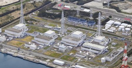 　東京電力柏崎刈羽原発の（右から）１号機、２号機、３号機、４号機＝２０２１年４月、新潟県