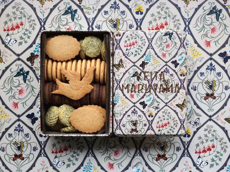 　ケイタマルヤマのテキスタイル模様を缶に施したクッキー「バタフライ」（提供写真）
