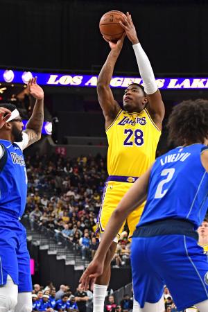 マーベリックス戦でシュートを放つレーカーズの八村=ラスベガス(NBAE・ゲッティ=共同)