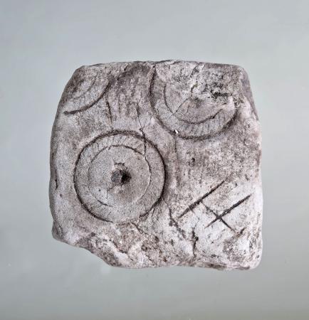 須玖遺跡群で出土した、一度に３面の青銅鏡を作れる石製の鋳型（福岡県春日市提供）