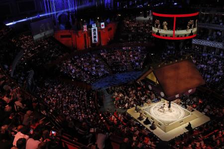 ロイヤル・アルバート・ホールで開幕した大相撲ロンドン公演=15日(共同)