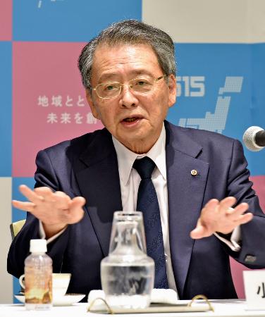 記者会見する日本商工会議所の小林健会頭＝１６日午後、東京都千代田区