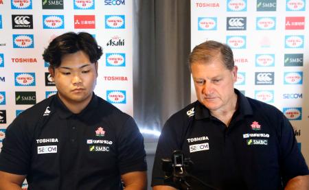 オンラインで記者会見するラグビー日本代表のハットリー・ヘッドコーチ代行(右)と奥井=16日((C)JRFU)