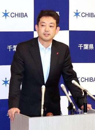 記者団の取材に応じる千葉県の熊谷俊人知事＝１６日午後、千葉県庁