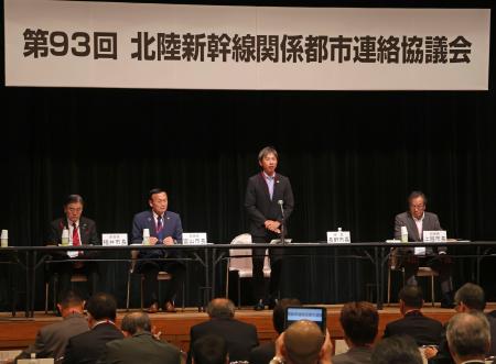 北陸新幹線関係都市連絡協議会の会合で、あいさつする長野市の荻原健司市長（右から２人目）＝１６日午後、福井県敦賀市