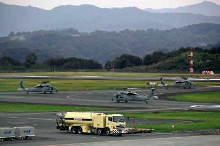 高松空港に緊急着陸した米軍ヘリ=16日午後4時6分