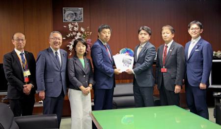 中野国交相(右から3人目)に要望書を手渡す三重県四日市市の森智広市長(同4人目)=16日午後、国交省