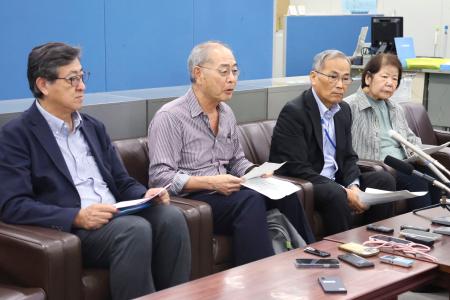 小川晶前橋市長への公開質問状を提出し、記者会見する「市民本位の民主市政をつくる会」の樋口和彦代表委員(左から2人目)ら=16日午後、群馬県庁