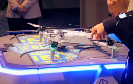 ＫＤＤＩスマートドローンが使うドローン＝１６日午後、東京都港区