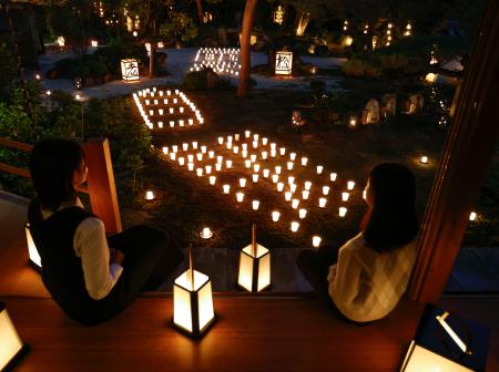 東林院で行われた夜間特別拝観の試験点灯＝１６日夕、京都市右京区