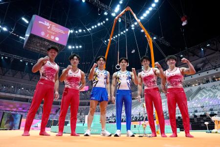 試合会場での練習を終え、写真に納まる橋本大輝(左から5人目)と岡慎之助(同2人目)ら男子日本代表=ジャカルタ(共同)