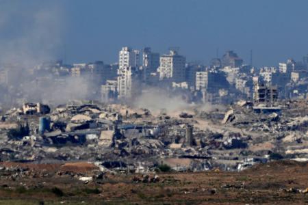 多くの建物が破壊されたパレスチナ自治区ガザ北部。イスラエルとイスラム組織ハマスの停戦発効から17日で1週間となる=16日、イスラエル南部スデロトから撮影(共同)