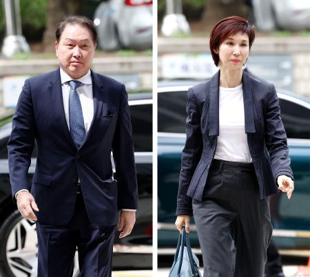 2024年4月、ソウル高裁に出廷する崔泰源氏(左)と妻、盧素英氏(聯合=共同)