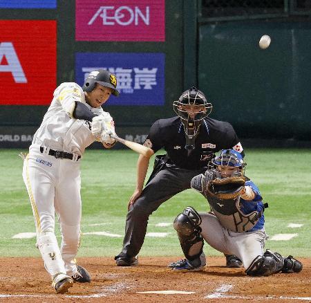 　８回ソフトバンク１死一、二塁、柳田が左越えに決勝の３ランを放つ。捕手田宮＝みずほペイペイドーム