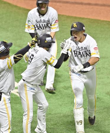 8回、決勝の3ランを放ちナインに迎えられるソフトバンク・柳田(右端)=みずほペイペイドーム