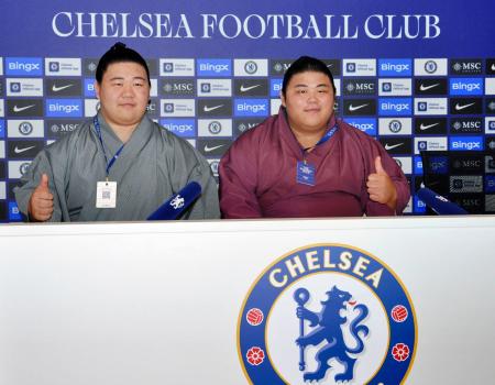 チェルシーの本拠地「スタンフォード・ブリッジ」の見学ツアーに参加した藤ノ川(左)と伯桜鵬=16日、ロンドン(共同)