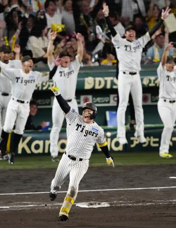 　１０回、サヨナラ２ランを放ち二塁に向かう阪神・森下（手前）＝甲子園