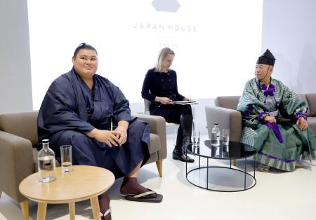 　ジャパンハウスでのイベントに出席した横綱大の里（左）と立行司の第３９代木村庄之助＝１６日、ロンドン（共同）