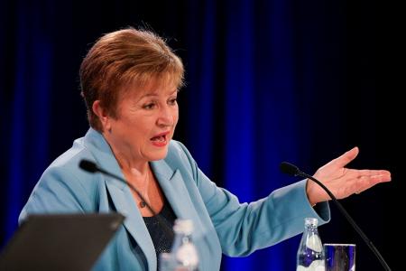 記者会見する国際通貨基金（ＩＭＦ）のゲオルギエワ専務理事＝１６日、ワシントン（ロイター＝共同）