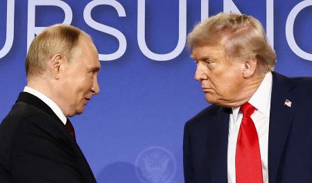 ロシアのプーチン大統領(左)とトランプ米大統領=8月、米アラスカ州アンカレジ(ロイター=共同)